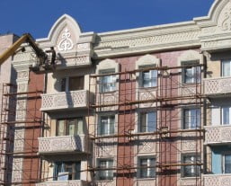 использование лесов при реконструкции фасада